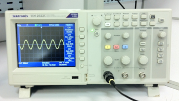 Osciloscópio Registrando o Sinal Produzido via LabVIEW e myDAQ